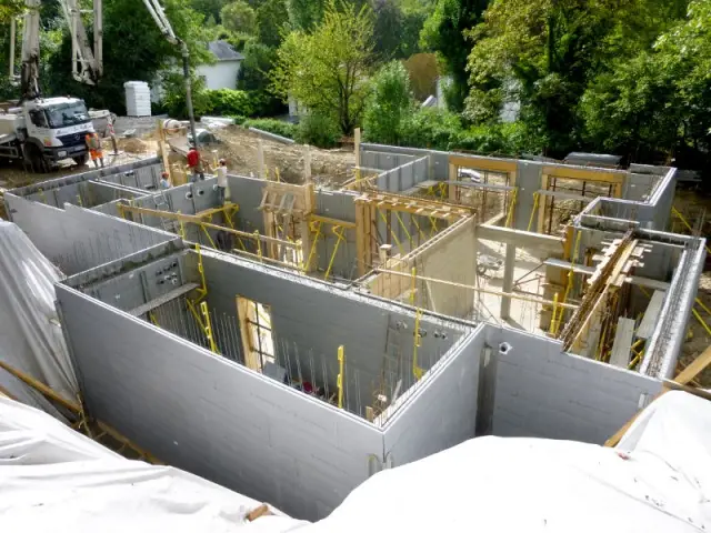 Vue du premier niveau de la villa en construction en Thermoform