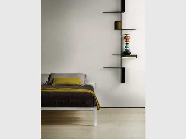 Une étagère asymétrique pour une chambre pleine de caractère - Une étagère originale pour ma chambre