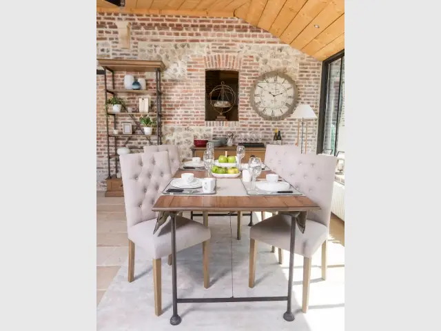 Un mur en briques rouges pour une salle à manger façon atelier