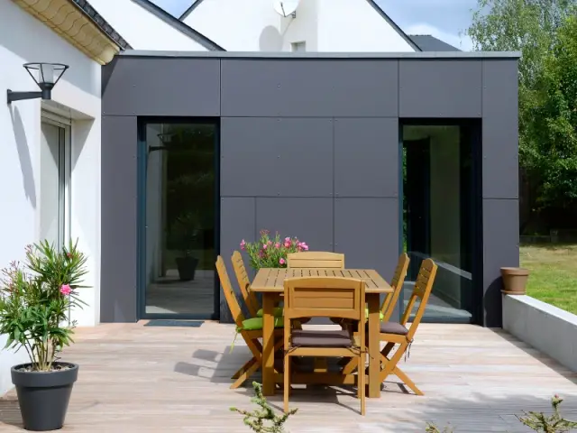 Un espace terrasse plus intime - Un pavillon agrandi et transformé par un cube