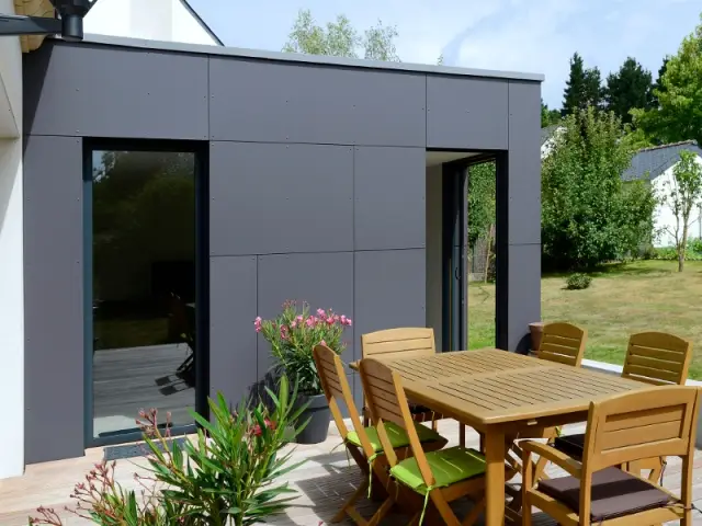 Une terrasse bois dans le prolongement de l'extension - Un pavillon agrandi et transformé par un cube