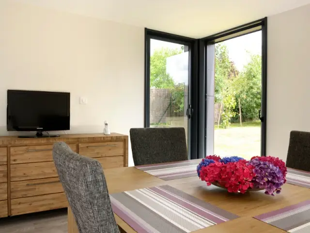 Une salle à manger dans le jardin - Un pavillon agrandi et transformé par un cube