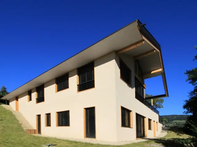 Une maison creusée dans la montagne