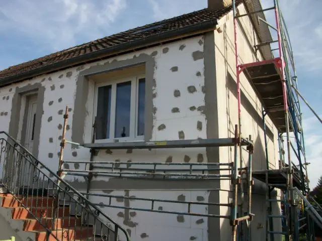 Des panneaux de polystyrène sur l'intégralité des façades - Isolation thermique par extérieur pour une maison