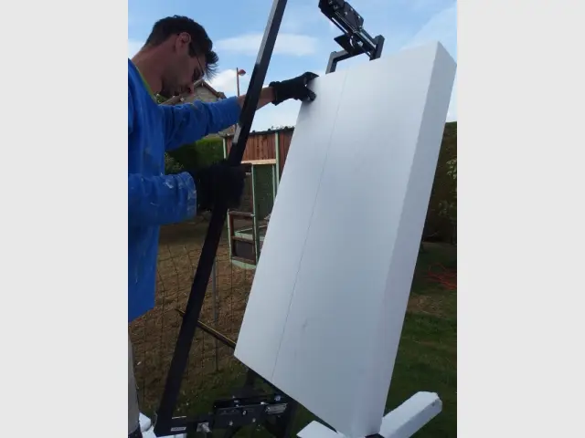 Découpe in situ des panneaux - Isolation thermique par extérieur pour une maison