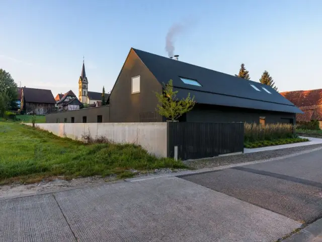 Une toiture constituée d'une peau métallique  - Réalisation d'une maison implantée à Tagsdorf (Haut-Rhin) au c&oelig;ur d'un village du sud de l'Alsace.