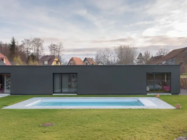 Réalisation d'une maison implantée à Tagsdorf (Haut-Rhin) au c&oelig;ur d'un village du sud de l'Alsace.