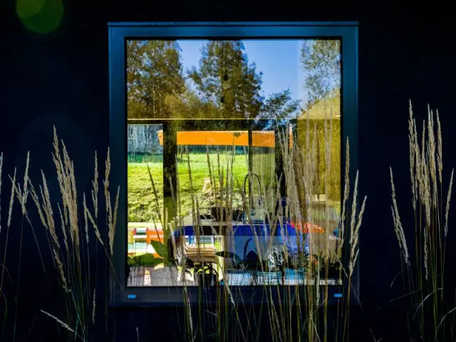 Des brise-soleil installés comme des  moucharabiehs - Réalisation d'une maison implantée à Tagsdorf (Haut-Rhin) au c&oelig;ur d'un village du sud de l'Alsace.