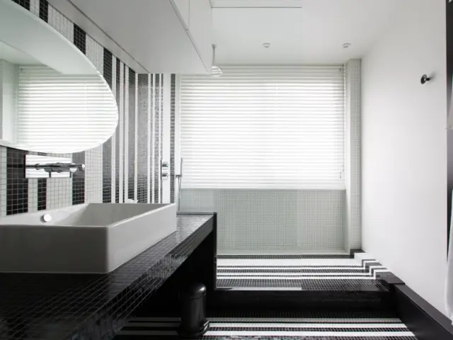 Une salle de bains graphique chic