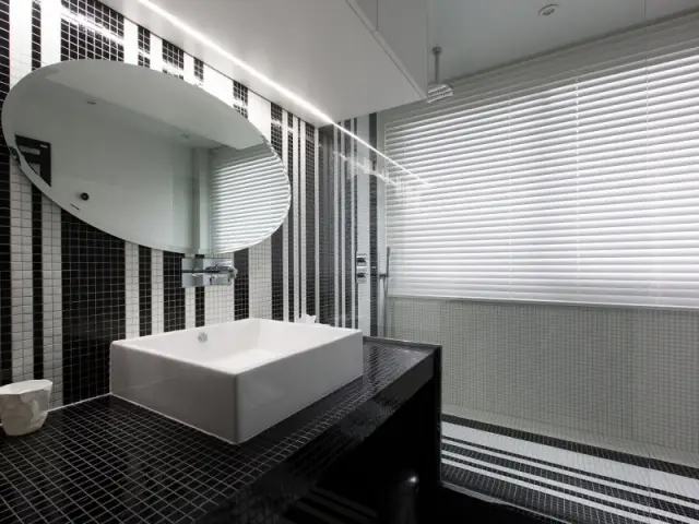 Un meuble sous vasque tout en longueur  - Une salle de bains graphique chic