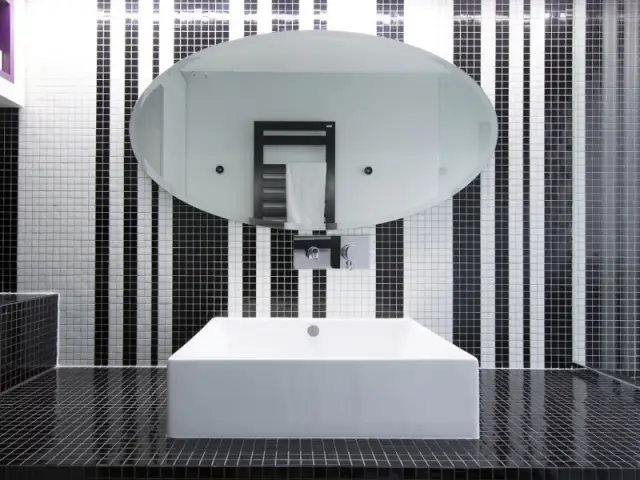 Une vasque originale pour une salle de bains tout en charme - Une salle de bains graphique chic