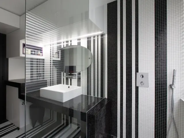 Un lavabo en escalier qui déborde sur la douche à l'italienne  - Une salle de bains graphique chic