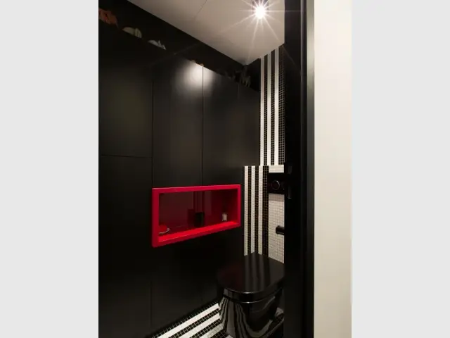 Des niches rouges rétroéclairées dans les toilettes - Une salle de bains graphique chic