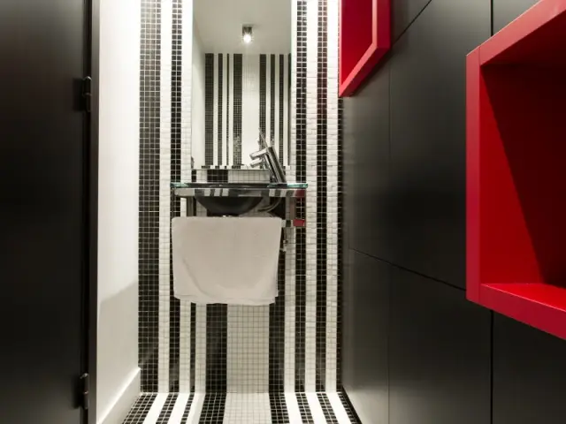 Un meuble-lavabo qui se cache dans le mur - Une salle de bains graphique chic