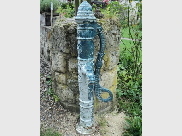 Une pompe à eau de 1906 très abimée par le temps