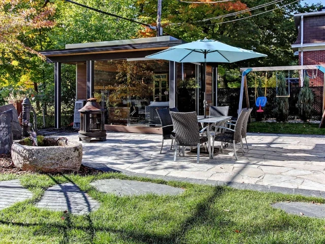 Une terrasse minérale avec vue sur la piscine 