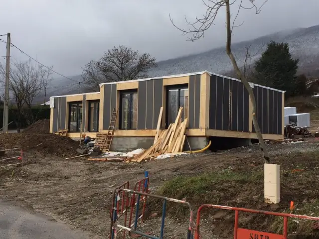 Une maison qui épouse la pente du terrain 