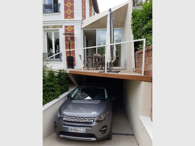 Une terrasse légère entre bois et béton