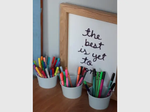 Des pots de crayons qui se fondent dans le bureau