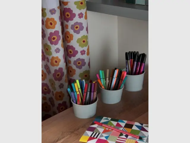 Pots de crayons incrustés dans le bureau 