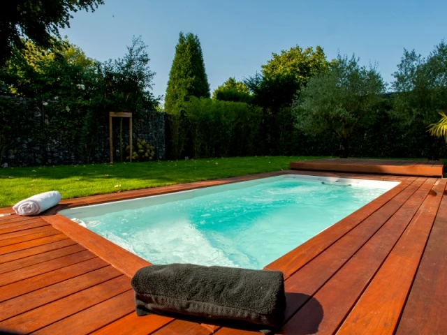 Une piscine recouverte d'un simple geste de la mai