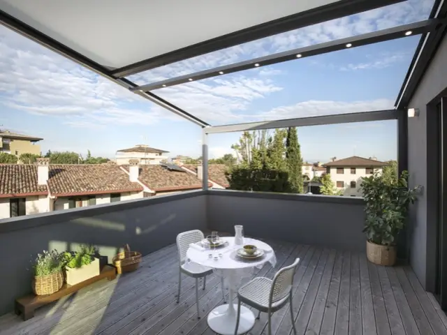 Une pergola sur-mesure épouse une villa italienne - Une pergola Xtesa pour une villa contemporaine