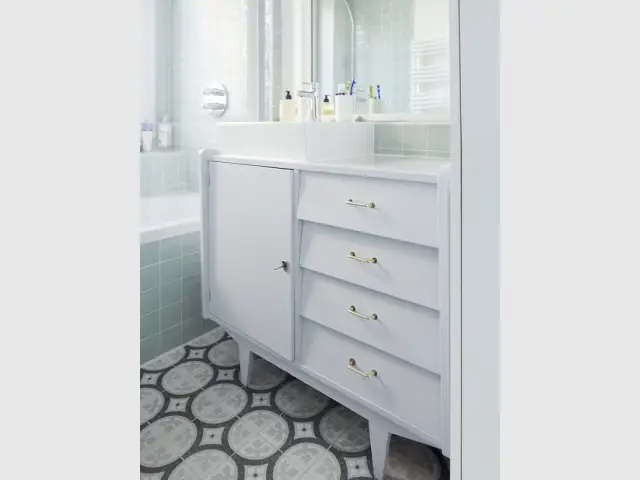 Un meuble-lavabo chiné et sublimé