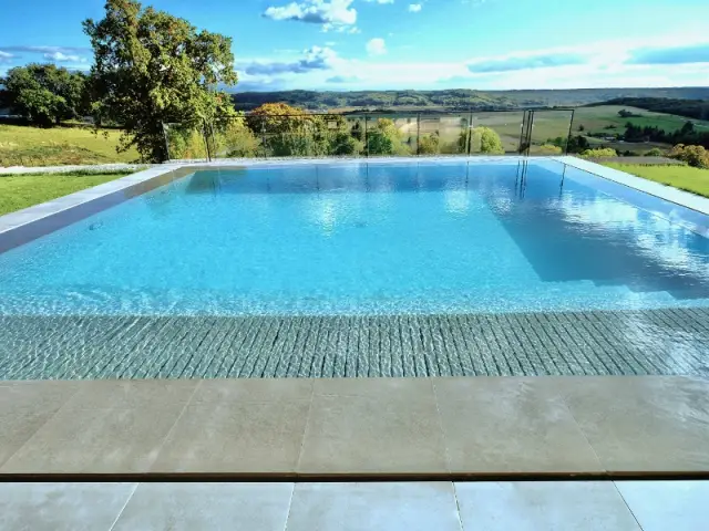 Une piscine miroir