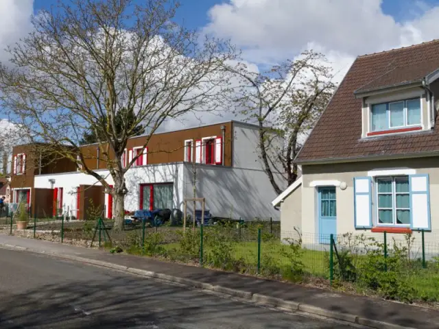 Des menuiseries hautes en couleur - Cité du château de Longueau