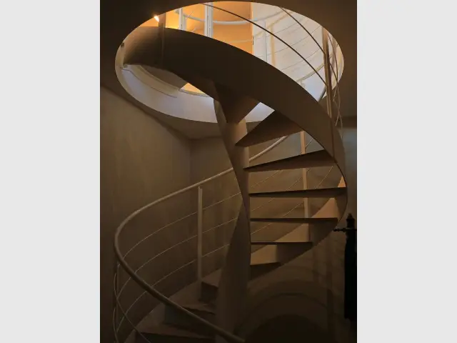 Un escalier acier en colimaçon 