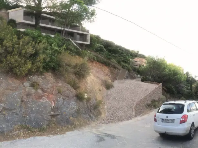 Une villa d'architecte perchée sur la colline d'Hyères : Terrain escarpé - Une villa d'architecte perchée sur la colline d'Hyères