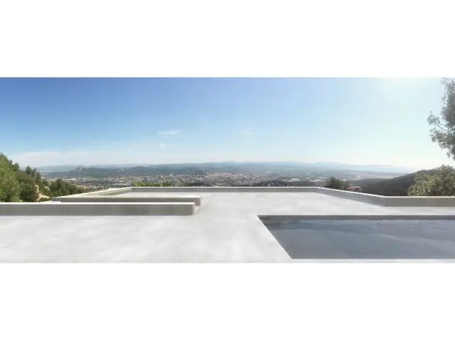 Une villa d'architecte perchée sur la colline d'Hyères : Une piscine sur le toit - Une villa d'architecte perchée sur la colline d'Hyères