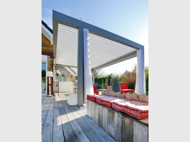 Une pergola à poteaux déportés 