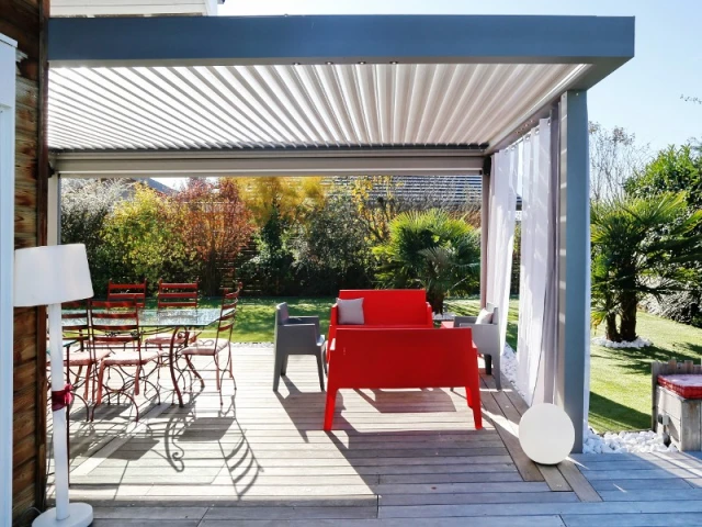 Une pergola avec lames orientables 