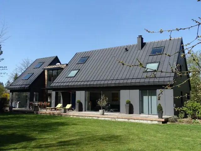 Isolation par l'extérieur de toute l'enveloppe de la maison - Rénovation maison des années 80 en villa contemporaine