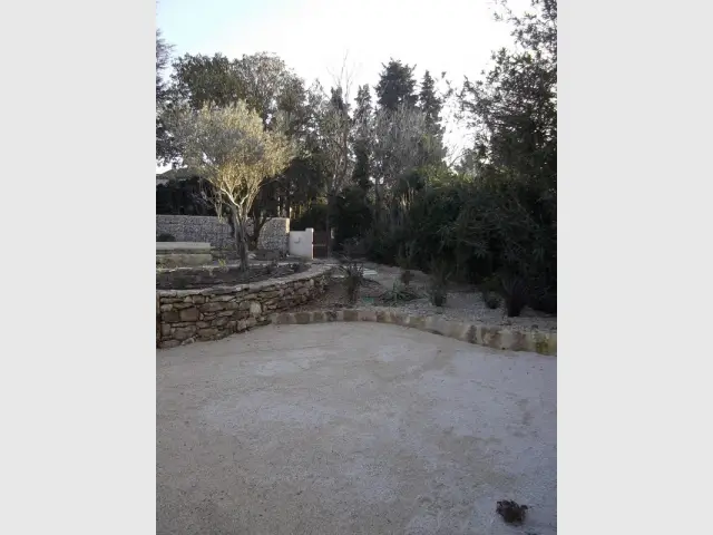 Un jardin et une maison à l'abandon