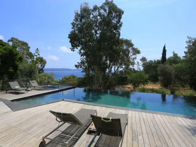 Une piscine graphique dans un décor méditerranéen