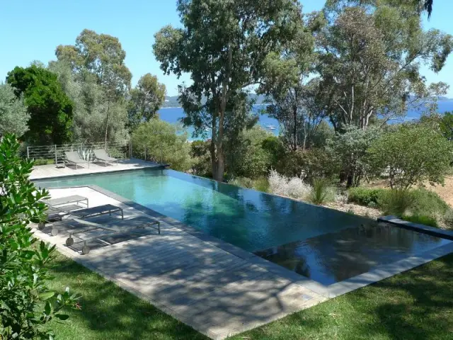 Plusieurs options "détente" autour de la piscine 