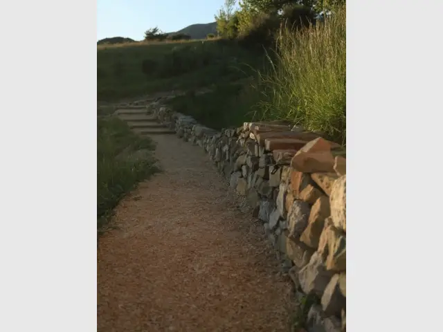 Un mur en pierres sèches