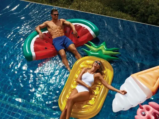 Des matelas gonflables fruités pour la piscine 