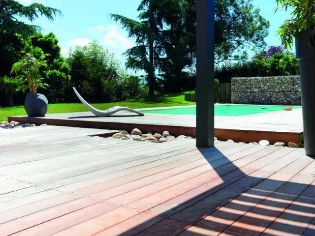 Un espace extérieur complété par une pergola