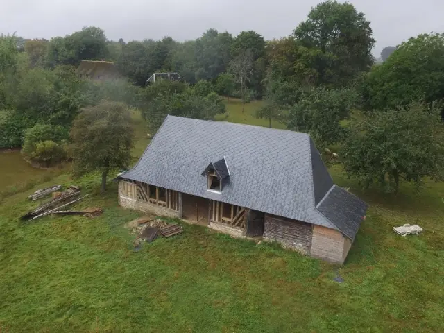 Une grange authentique dans un paysage bucolique