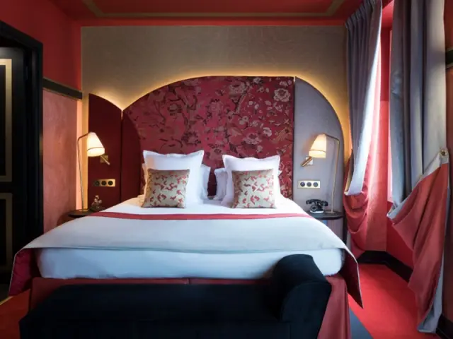 L'une des chambres Rubis de l'hôtel Maison Nabis Paris