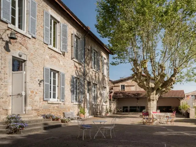 L'ancienne école d'Ambronay dans l'Ain, devenue maison d'hôtes