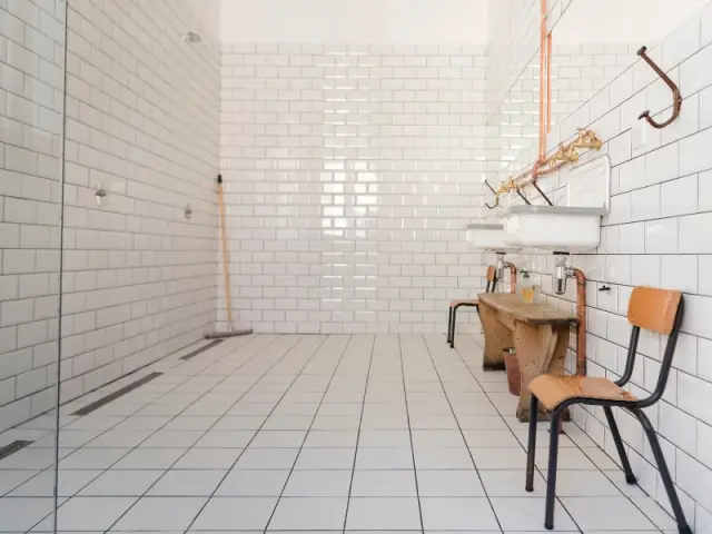 La salle de bains de la chambre "CE1 piscine" de la Maison d'Ambronay