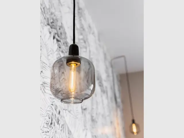 Les luminaires pendent comme des lianes 