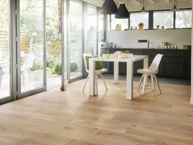 Un parquet beige dans une cuisine