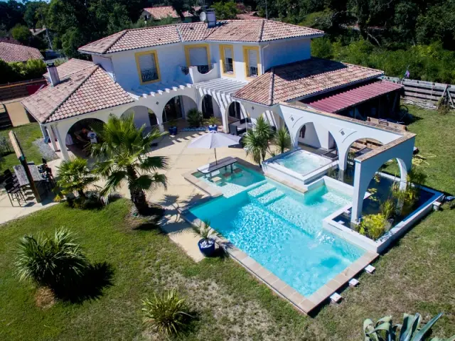 Une piscine et un spa qui viennent se lover dans une maison provençale - Piscine, exemple d'intégration exemplaire