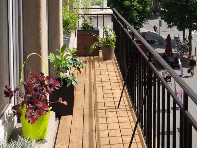 Petit balcon : une terrasse bois montée en moins de 3h