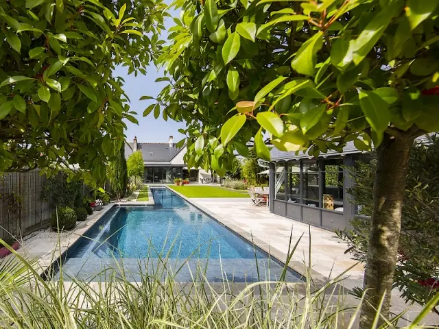 Une piscine de 22 mètres de long dans un jardin privé - Piscine, exemple d'intégration exemplaire